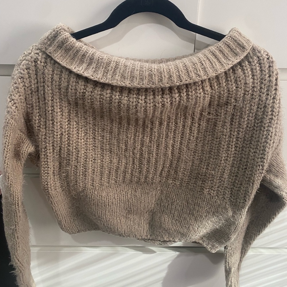 Active USA cropped taupe sweater (S).
